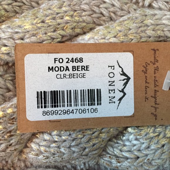 Pom Pom winter hat - Picture 5 of 6